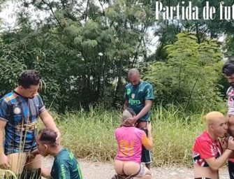 Depois da partida de futebol, time que perdeu vai chupar no matagal