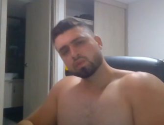 Macho hétero gigante batendo uma bem gostosa na webcam pra fake