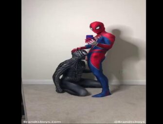 Homem aranha vermelho gozando na boca do homem aranha preto